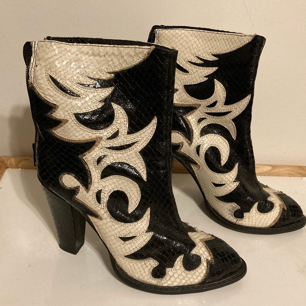 ❤️ Zara Very RARE Embellished Snake Stitched High Heel Booties